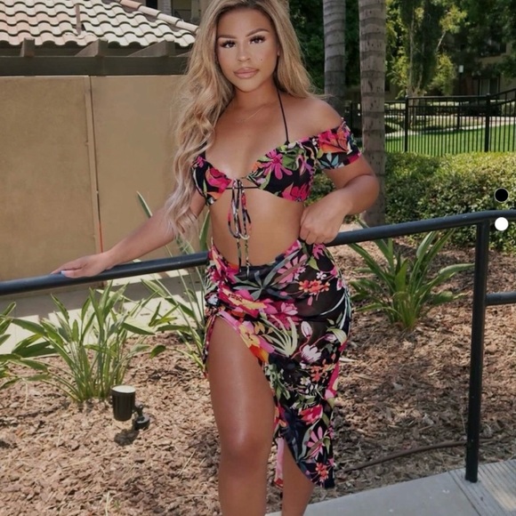 Baddieville Alani Skirt Set - Picture 4 of 4